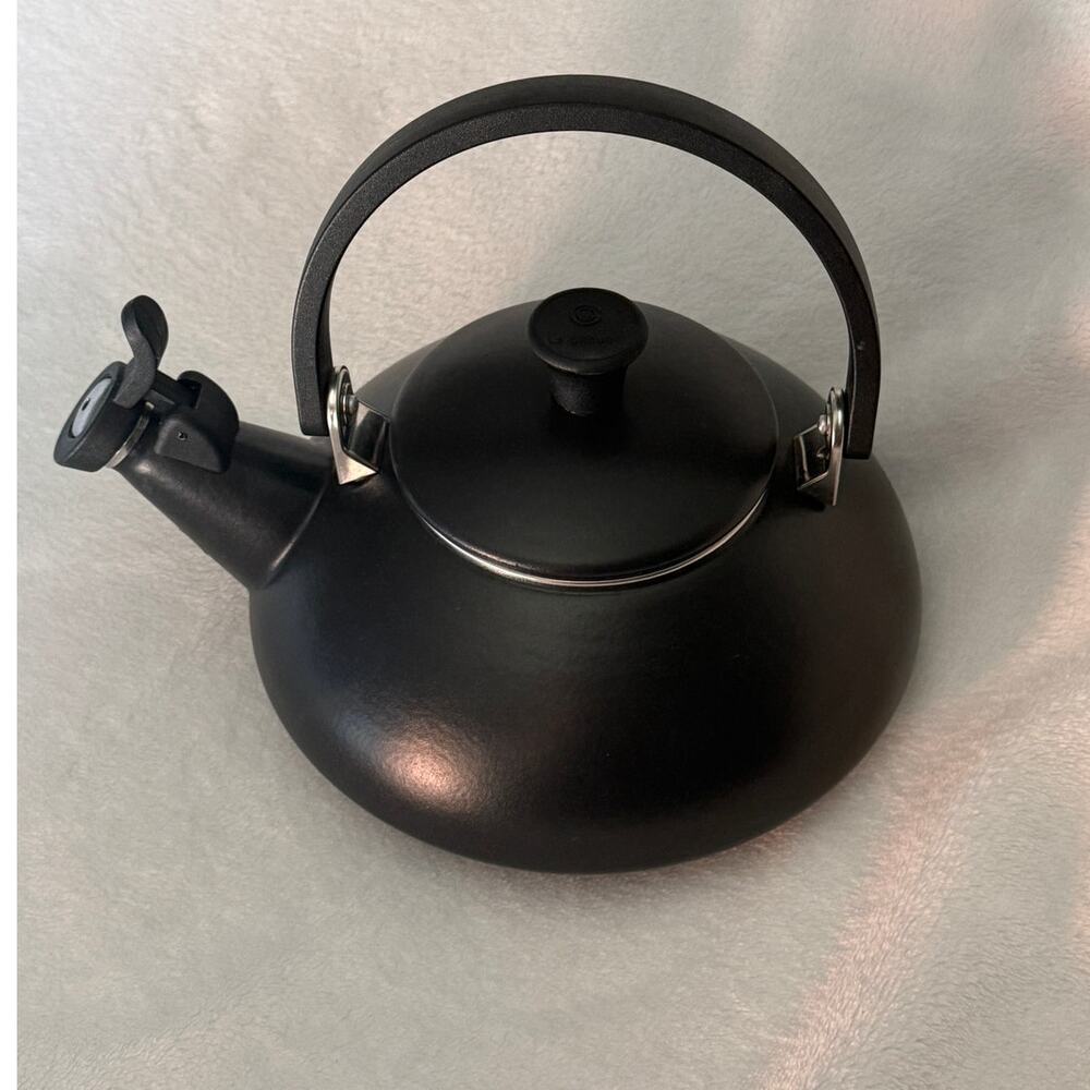 Le Creuset Zen Whistling Tea Kettle - Matte Black (Licorice)